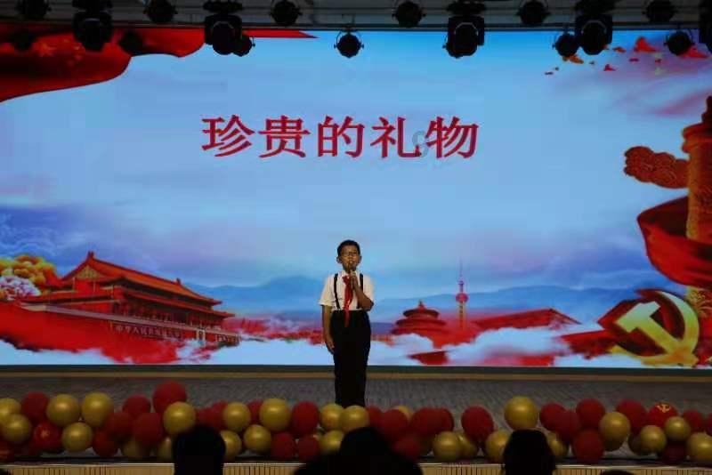 爱心人士向留守儿童捐助物资